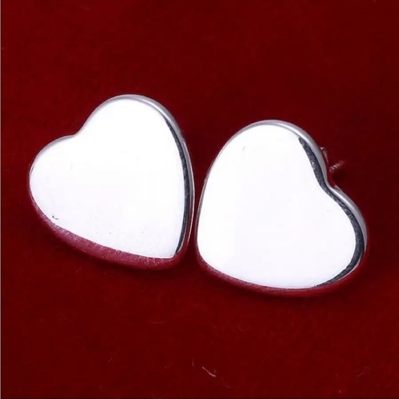Heart Silver Stud Earrings NEW - Picture 1 of 1